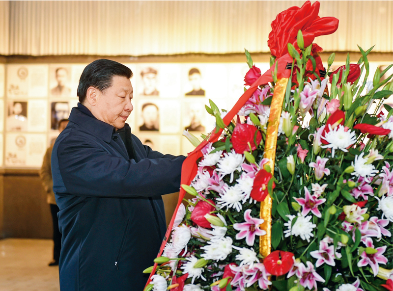 2016年2月1日至3日，中共中央總書記、國家主席、中央軍委主席習(xí)近平來到江西，看望慰問廣大干部群眾和駐贛部隊。這是2月2日，習(xí)近平在井岡山革命烈士陵園向革命烈士敬獻(xiàn)花籃。 新華社記者 謝環(huán)馳/攝