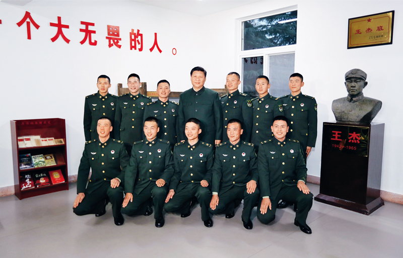2017年12月13日，中共中央總書記、國家主席、中央軍委主席習(xí)近平到第71集團(tuán)軍視察。這是習(xí)近平同“王杰班”戰(zhàn)士合影。 新華社記者 李剛/攝