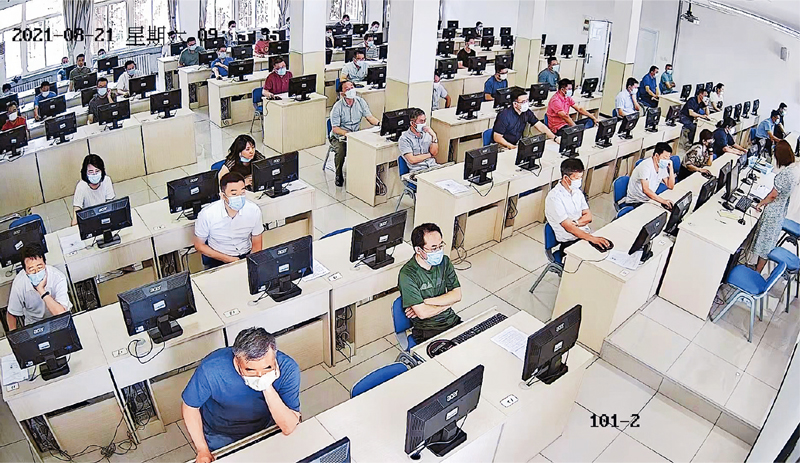  　　天津市堅(jiān)持新提任處級(jí)黨政領(lǐng)導(dǎo)職務(wù)政治理論水平任職資格考試制度，通過“以考促學(xué)”、“凡提必考”，引導(dǎo)年輕干部自覺學(xué)懂弄通做實(shí)習(xí)近平新時(shí)代中國(guó)特色社會(huì)主義思想。圖為天津市新提任處級(jí)黨政領(lǐng)導(dǎo)職務(wù)政治理論水平任職資格考試現(xiàn)場(chǎng)。 天津市委組織部供圖